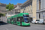 Be 6/8 Flexity 5024  Mir halte Basel Mobil , auf der Linie 8, fährt den Steinenberg hoch zur Haltestelle Bankverein.