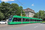 Be 6/8 Combino 308, auf der Linie 8, fährt zur Haltestelle am Bahnhof SBB.