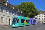 Be 6/8 Flexity 5009 mit der Yallo Werbung, auf der Linie 3, fährt den Steinenberg hinunter zur Haltestelle Barfüsserplatz.