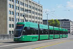 Be 6/8 Flexity 5030, auf der Linie 1, überquert die Dreirosenbrücke.