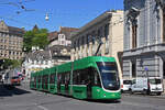 Be 6/8 Flexity 5016, auf der Linie 8, fährt den Steinenberg hoch zur Haltestelle Bankverein.