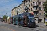 Be 6/8 Flexity 5022 mit der Werbung für prime Video, auf der Linie 6, verlässt die Haltestelle Morgartenring.