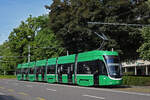 Be 6/8 Flexity 5032, auf der Linie 8, fährt zur Haltestelle am Aeschenplatz.