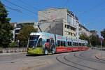 Be 6/8 Flexity 5014 mit der Denner Werbung, auf der Linie 6, fährt bei der Haltestelle Morgartenring ein.