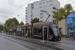 Be 6/8 Flexity 5023 mit der Werbung für den Einkaufstempel Dreiländer Galerie in Weil am Rhein, auf der Linie 8, wartet an der Haltestelle Kleinhüningen.