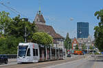 Be 6/8 Flexity 5033 mit der BLKB Werbung, auf der Linie 2, überquert die Wettsteinbrücke.