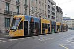 Be 6/8 Flexity 5031 mit der C&A Werbung, auf der Linie 2, fährt am 03.10.2022 zur Haltestelle am Bahnhof SBB.