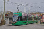 Be 6/8 Flexity 5019 mit einer Weihnachtsdekoration, auf der Linie 3, wartet am 28.11.2022 an der Endstation in Birsfelden.