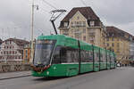 Be 6/8 Flexity 5017 mit einer Weihnachtsdekoration, auf der Linie 14, überquert am 30.11.2022 die Mittlere Rheinbrücke.