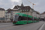 Be 6/8 Flexity 5044 mit einer Weihnachtsdekoration, auf der Linie 14, überquert am 30.11.2022 die Mittlere Rheinbrücke.