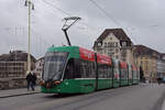 Be 6/8 Flexity 5038 mit einer Weihnachtsdekoration, auf der Linie 6, überquert am 30.11.2022 die Mittlere Rheinbrücke.