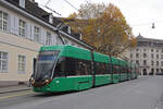 Be 6/8 Flexity 5030 mit einer Weihnachtsdekoration, auf der Linie 3 fährt am 30.11.2022 den Steinenberg hinunter zur Haltestelle Barfüsserplatz.