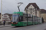 Be 6/8 Flexity 5021 mit einer Weihnachtsdekoration, auf der Linie 14, überquert am 30.11.2022 die Mittlere Rheinbrücke.