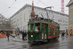 In der Weihnachtszeit fährt auch das Weihnachtstram mit Kindern durch die Stadt.