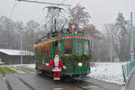 In der Weihnachtszeit fährt auch das Weihnachtstram mit Kindern durch die Stadt.