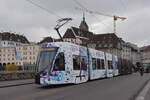 Be 6/8 Flexity 5011 mit der Werbung für Pferde Anlässe in Basel, auf der Linie 6, überquert am 30.11.2022 die Mittlere Rheinbrücke.