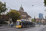 Be 6/8 Flexity 5031 mit der C&A Werbung, auf der Linie 2, überquert am 03.10.2022 die Wettsteinbrücke.