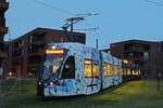 Be 6/8 Flexity 5011 mit der Werbung für Pferdeanlässe in Basel, auf der Linie 14, wendet am 13.01.2023 in der Schlaufe in Pratteln.