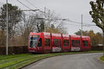 Be 4/6 Flexity mit der Werbung für die Raiffeisen Bank, auf der Linie 15, fährt am 23.01.2023 zur Haltestelle Studio Basel.