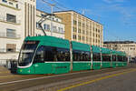 Be 6/8 Flexity 5029, auf der Linie 1, überquert am 07.01.2023 die Dreirosenbrücke.