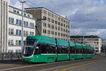 Be 6/8 Flexity 5016, auf der Linie 1, überquert am 09.01.2023 die Dreirosenbrücke.