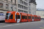 Be 6/8 Flexity 5003 mit der Sunrise Werbung, auf der Linie 1, fährt am 30.09.2022 zur Haltestelle Markthalle.