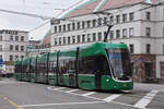 Be 6/8 Flexity 5037, auf der Linie 8, fährt am 30.09.2022 zur Haltestelle am Bahnhof SBB.