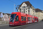 Be 4/6 Flexity 6011 mit der Werbung für die Raiffeisen Bank, auf der Linie 15, überquert am 11.02.2023 die Mittlere Rheinbrücke.