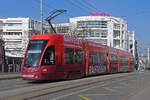 Be 4/6 Flexity 6011 mit der Werbung für die Raiffeisen Bank, auf der Linie 16, bedient am 11.02.2023 die Haltestelle Markthalle.