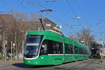 Be 6/8 Flexity 5025, auf der Linie 8, fährt am 14.02.2023 bei der Haltestelle am Bahnhof SBB ein.