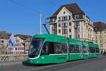 Be 4/6 Flexity 6013, auf der Linie 15, überquert am 09.02.2023 die Mittlere Rheinbrücke.