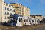 Be 6/8 Flexity 5028 mit der Werbung für die Basler Museen, auf der Linie 1, überquert am 07.01.2023 die Dreirosenbrücke.