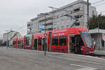 Be 4/6 Flexity 6011 mit der Werbung für die Raiffeisen Bank, auf der Linie 14, wartet am 27.01.2023 an der Endstation in Pratteln.