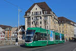 Be 4/6 Flexity 6015, auf der Linie 15, überquert am 09.02.2023 die Mittlere Rheinbrücke.