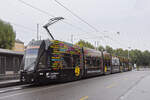 Be 6/8 Flexity 5023 mit der Werbung für die Dreiländer Galerie, auf der Linie 8, wartet am 29.09.2022 an der Haltestelle in Kleinhüningen.