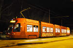 Be 4/6 Flexity 6011 mit der Werbung für die Raiffeisen Bank, auf der Linie 15, wartet am 14.03.2023 an der Endstation auf dem Bruderholz.