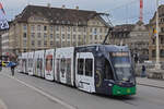 Be 6/8 Flexity 5028 mit der Werbung für die Basler Museen, auf der Linie 6, überquert am 12.04.2023 die Mittlere Rheinbrücke.