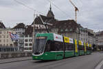 Be 6/8 Flexity 5020, auf der Linie 14, überquert am die Mittlere Rheinbrücke.