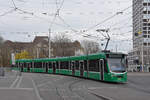 Be 6/8 Combino 325, auf der Linie 2, fährt am 17.03.2023 bei der Haltestelle Bahnhof SBB ein.