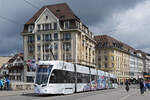 Be 6/8 Flexity 5010 mit der neuen Werbung für ABT Automobile, auf der Linie 6, überquert am 25.04.2023 die Mittlere Rheinbrücke.