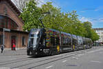 Be 6/8 Flexity 5023 mit der Werbung für die Dreiländer Galerie, auf der Linie 8, fährt am 21.04.2023 zur Haltestelle Claraplatz.