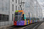 Be 6/8 Flexity 5042  Flaneur Stadt Zauber , auf der wegen einer Grossbaustelle zwischen Hardstrasse und Pratteln umgeleiteten Linie 14, fährt zur Haltestelle Peter Merian.