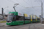 Be 6/8 Flexity 5020, auf der wegen einer Grossbaustelle zwischen Hardstrasse und Pratteln umgeleiteten Linie 14, fährt bei der Endstation beim Depot Dreispitz ein.