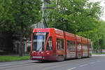 Be 4/6 Flexity 6011 mit der Werbung für die Raiffeisen Bank, auf der Linie 15, fährt am 17.05.2023 zur Haltestelle am Aeschenplatz.