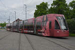 Be 6/8 Flexity 5030 mit der L'oréal Paris Werbung, auf der wegen einer Grossbaustelle zwischen Hardstrasse und Pratteln umgeleiteten Linie 14, wartet am 15.05.2023 in der Schlaufe beim Depot