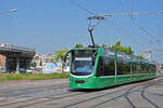 Be 6/8 Combino 313, auf der wegen einer Grossbaustelle zwischen Hardstrasse und Pratteln umgeleiteten Linie 14, fährt am 26.05.2023 bei der Endstation M-Parc ein.