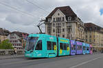 Be 6/8 Flexity 5009 mit der Yallo Werbung, auf der Linie 6, überquert am 25.04.2023 die Mittlere Rheinbrücke.