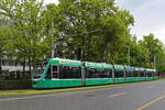 Be 6/8 Combino 307, auf der Linie 8, fährt am 05.05.2023 zur Haltestelle am Bahnhof SBB.