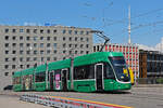 Be 4/6 Flexity 6001, auf der Linie 15, überquert am 02.06.2023 die Münchensteinerbrücke.