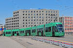 Be 6/8 Flexity 5006  125 Jahre Basler Verkehrsbetriebe , auf der wegen einer Grossbaustelle zwischen Hardstrasse und Pratteln umgeleiteten Linie 14, überquert am 02.06.2023 die